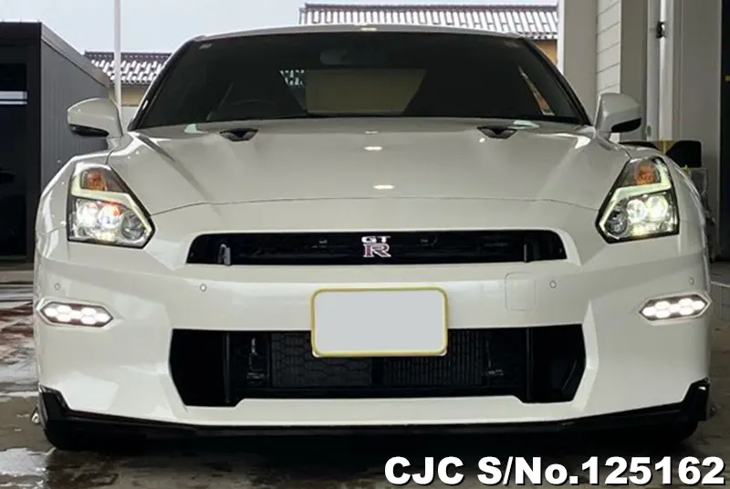 Nissan GTR in White for Sale Image 4