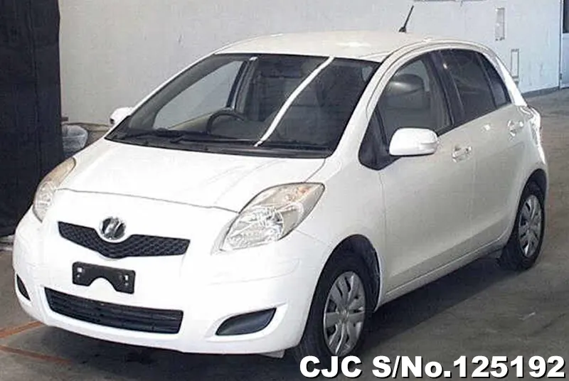 Toyota Vitz in White for Sale Image 3