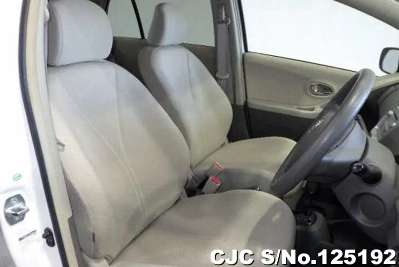 Toyota Vitz in White for Sale Image 4