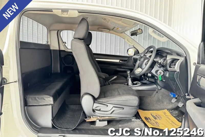 Toyota Hilux in White for Sale Image 8