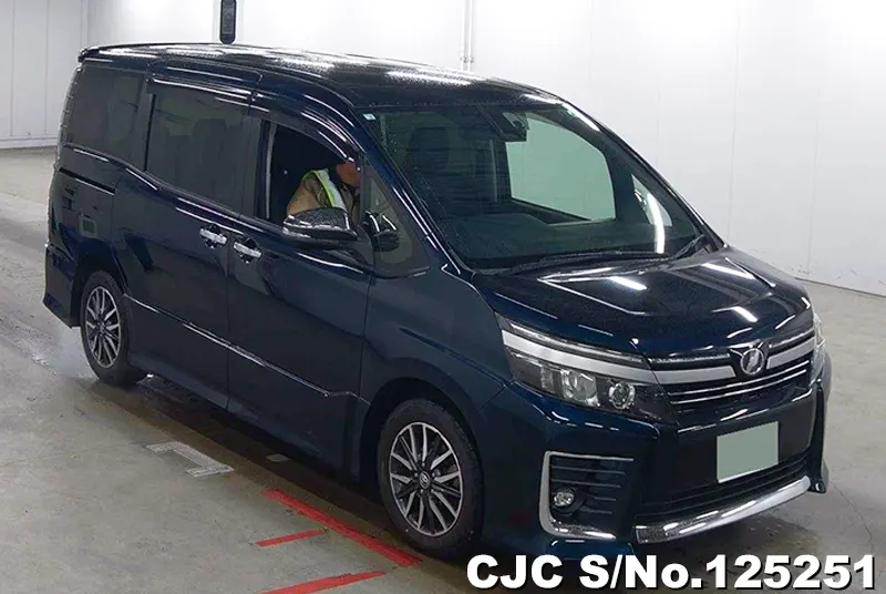 Toyota / Voxy 2016