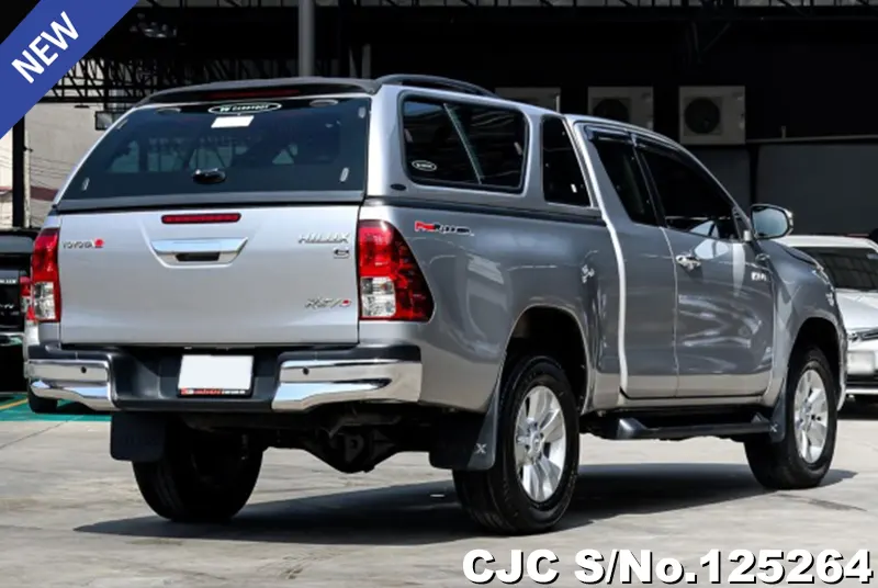 Toyota Hilux in Silver for Sale Image 2