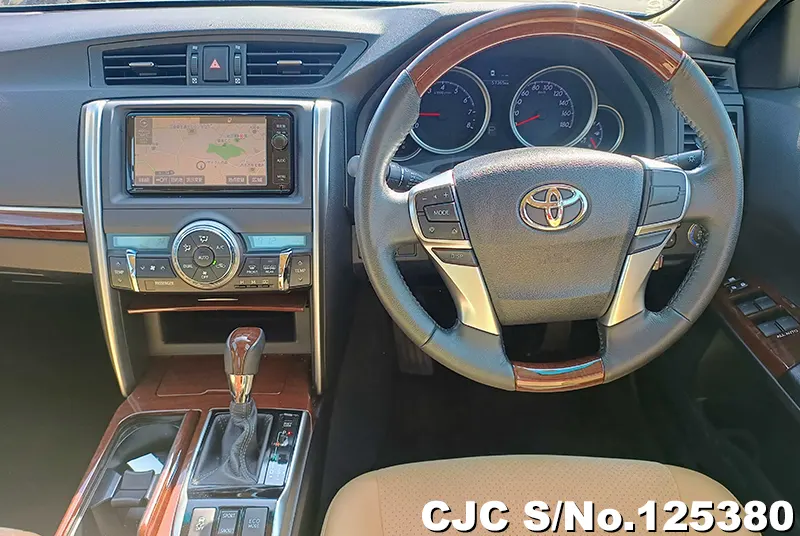 Toyota Mark X in White for Sale Image 9