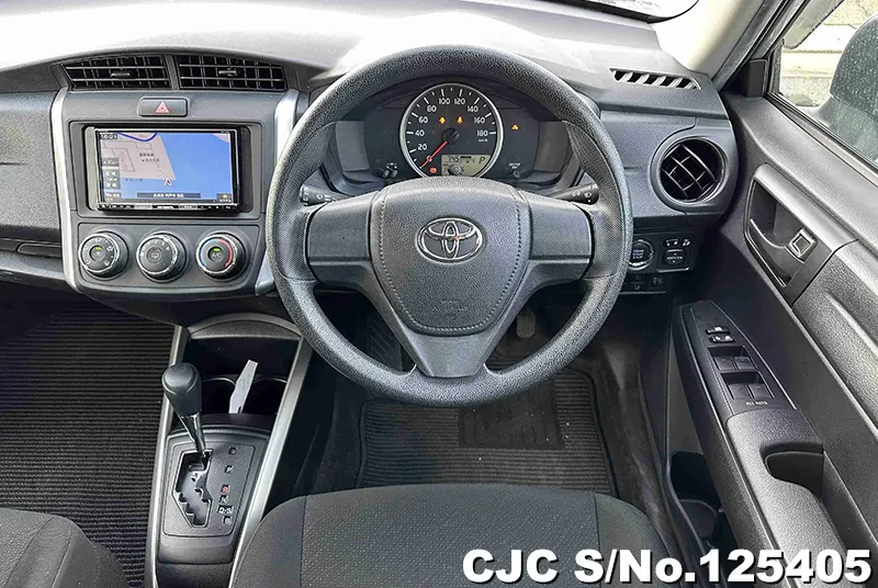 Toyota Corolla Fielder in Silver for Sale Image 9