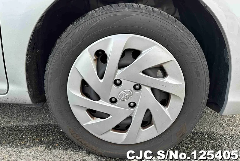 Toyota Corolla Fielder in Silver for Sale Image 13