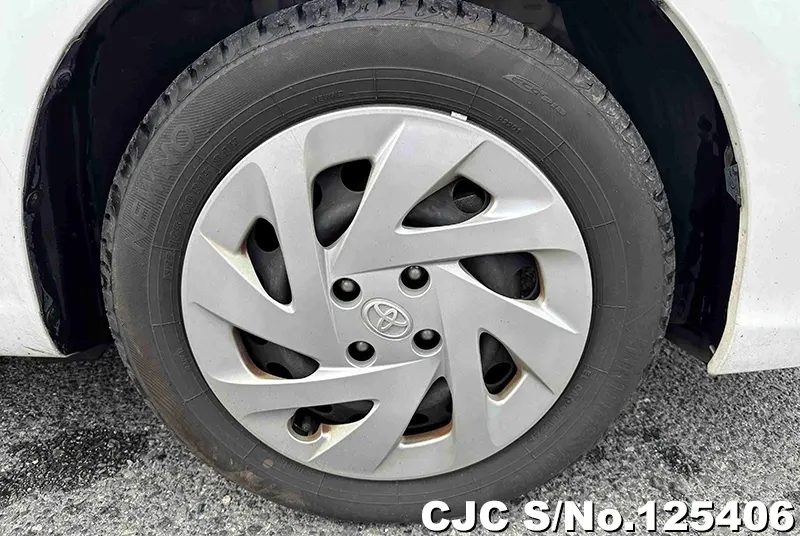 Toyota Corolla Axio in White for Sale Image 13