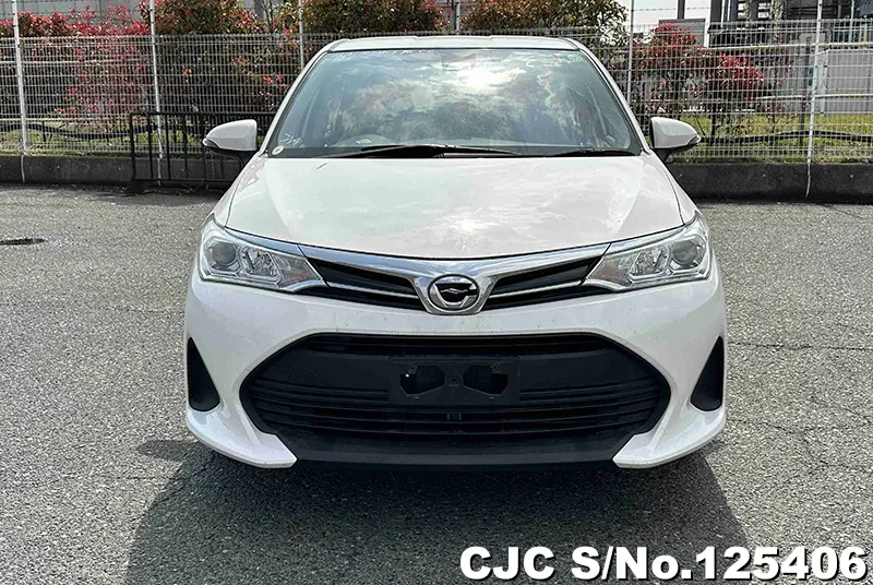 Toyota Corolla Axio in White for Sale Image 4
