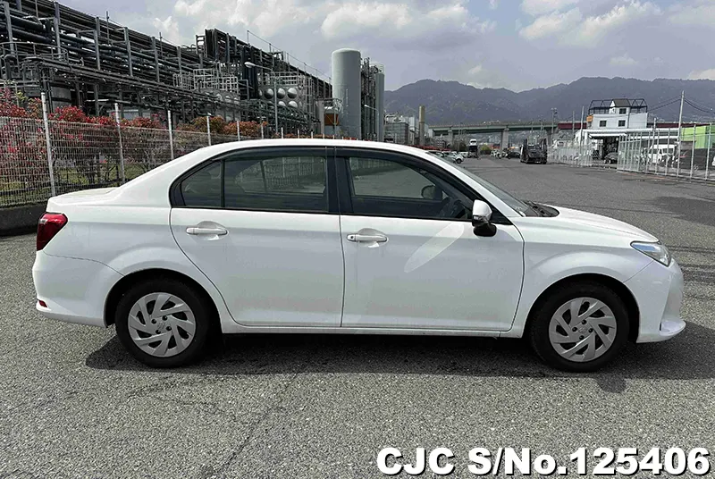 Toyota Corolla Axio in White for Sale Image 6