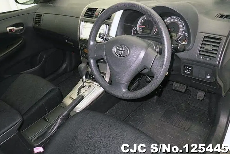 Toyota Corolla Fielder in White for Sale Image 2