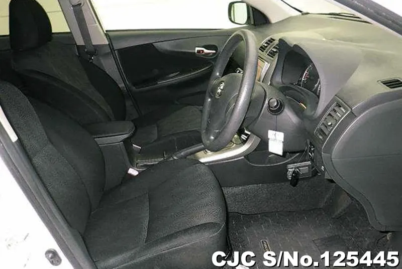 Toyota Corolla Fielder in White for Sale Image 4