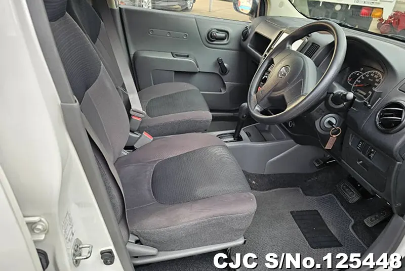 Nissan AD Van in White for Sale Image 10