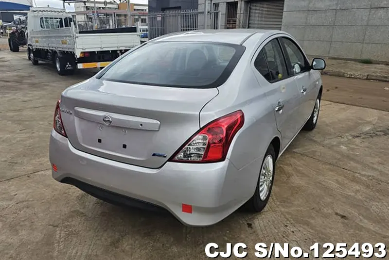 Nissan Tiida Latio in Silver for Sale Image 2