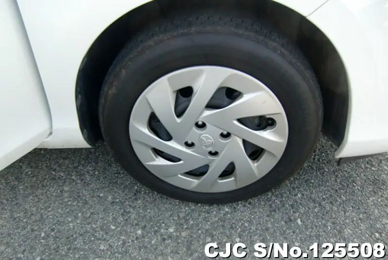 Toyota Aqua in White for Sale Image 18