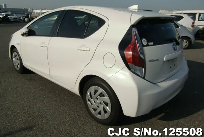 Toyota Aqua in White for Sale Image 1