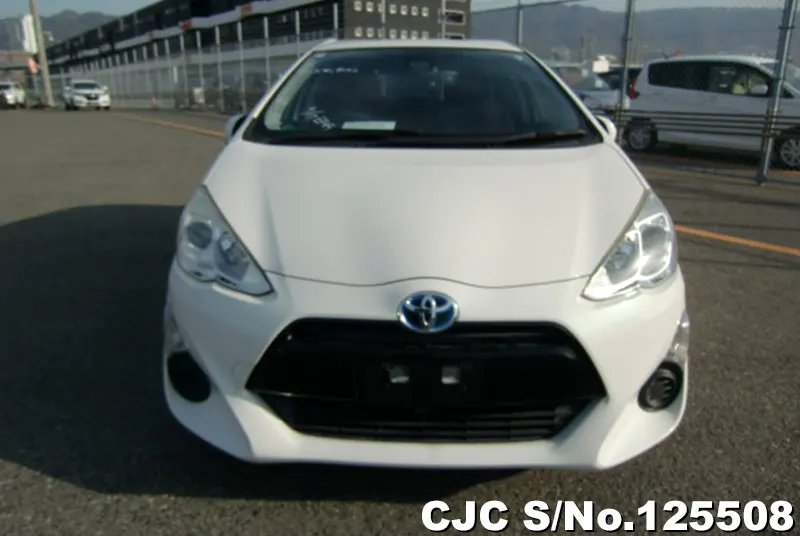 Toyota Aqua in White for Sale Image 4