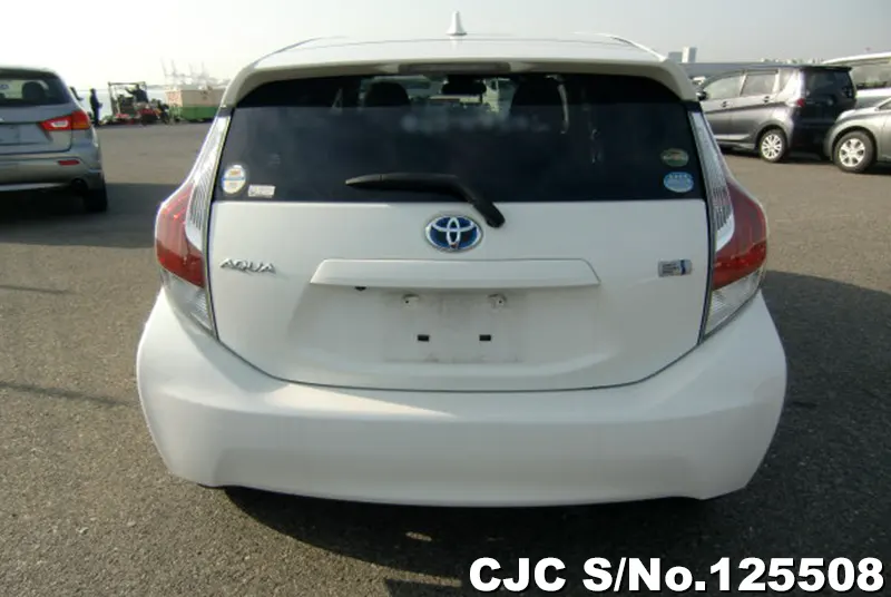 Toyota Aqua in White for Sale Image 5