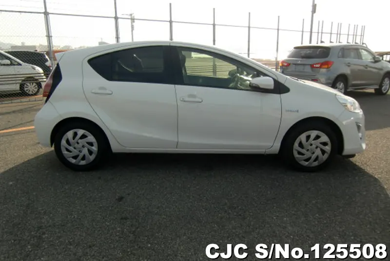 Toyota Aqua in White for Sale Image 6