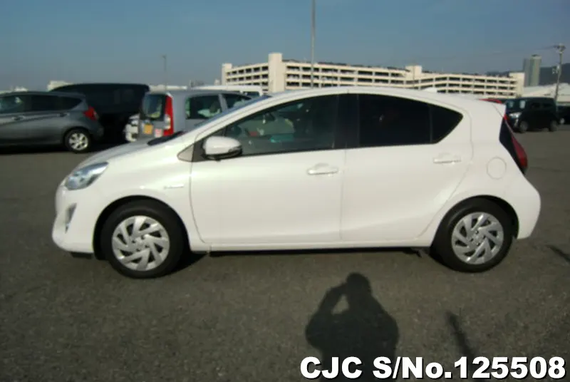 Toyota Aqua in White for Sale Image 7