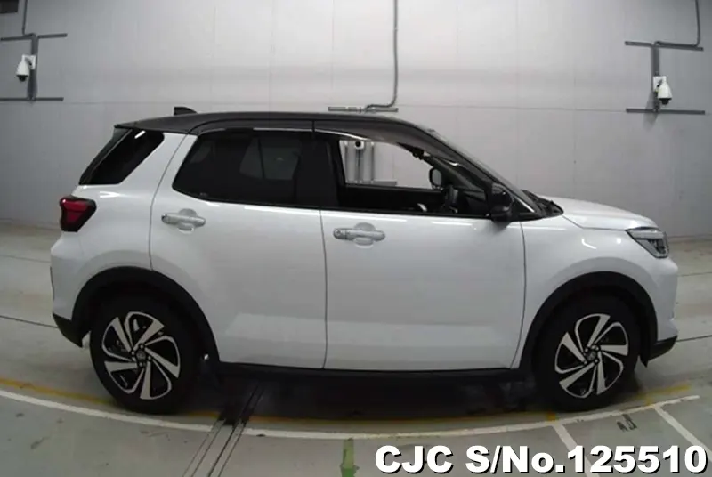 Toyota Raize in White for Sale Image 4
