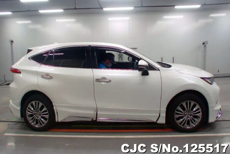 Toyota Harrier in Pearl White for Sale Image 4