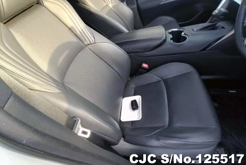 Toyota Harrier in Pearl White for Sale Image 8