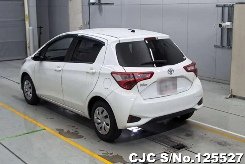 Toyota Vitz in White for Sale Image 1