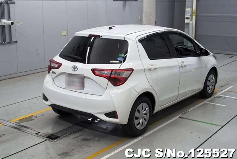 Toyota Vitz in White for Sale Image 2