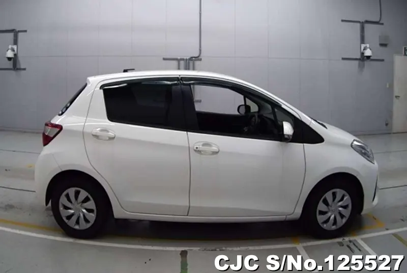 Toyota Vitz in White for Sale Image 4