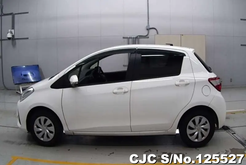 Toyota Vitz in White for Sale Image 5