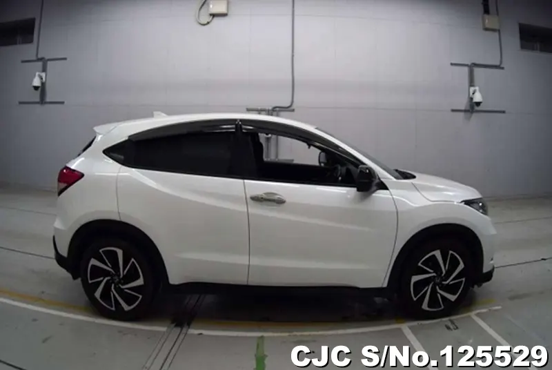 Honda Vezel in White for Sale Image 4