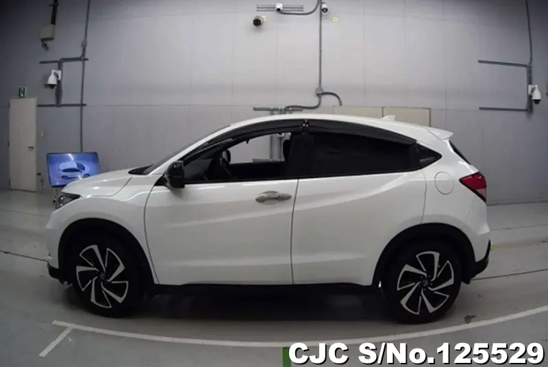 Honda Vezel in White for Sale Image 5