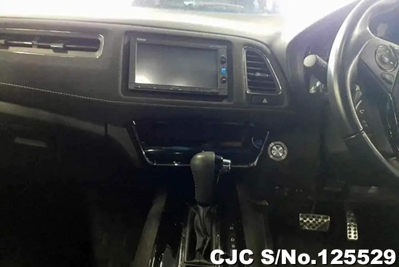 Honda Vezel in White for Sale Image 9
