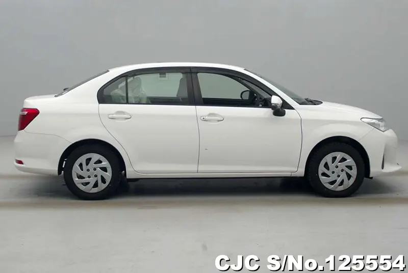 Toyota Corolla Axio in White for Sale Image 4