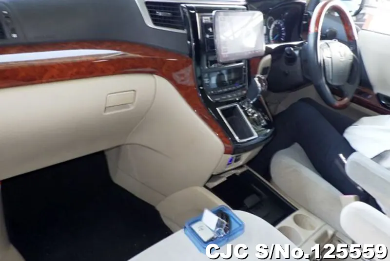 Toyota Alphard in Pearl for Sale Image 3