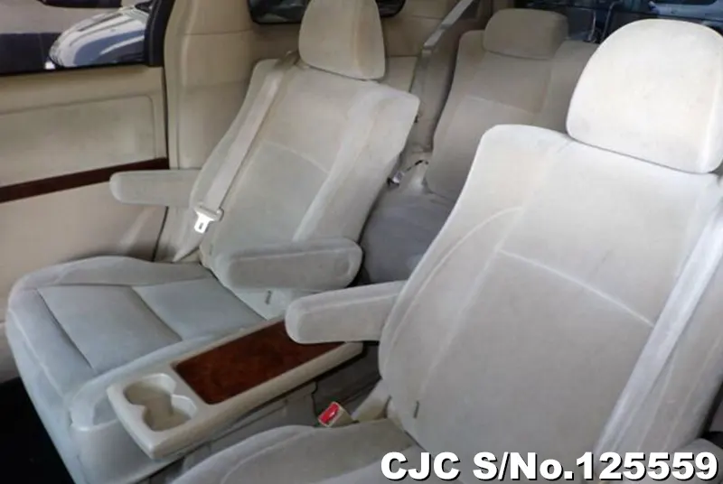 Toyota Alphard in Pearl for Sale Image 4