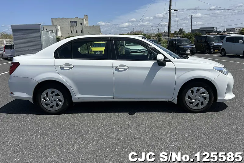 Toyota Corolla Axio in White for Sale Image 6