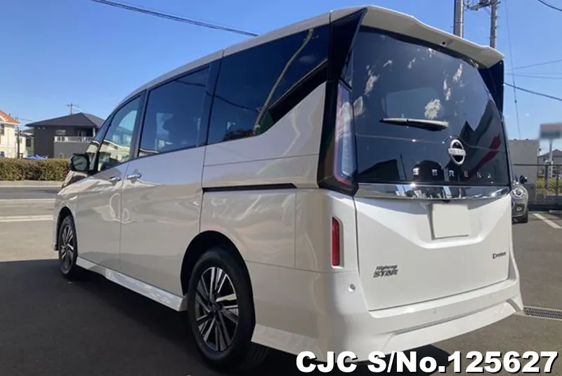 Nissan Serena in Pearl for Sale Image 1