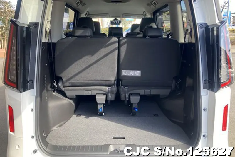 Nissan Serena in Pearl for Sale Image 4