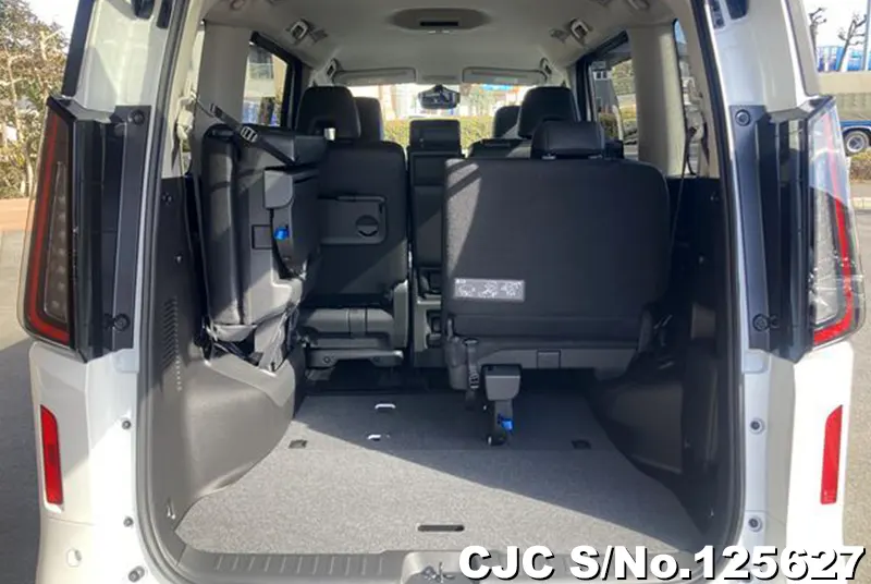 Nissan Serena in Pearl for Sale Image 5