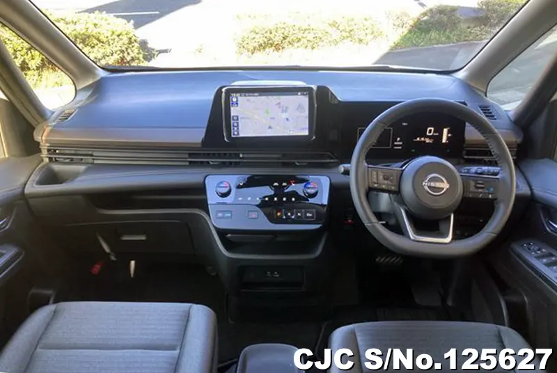 Nissan Serena in Pearl for Sale Image 6