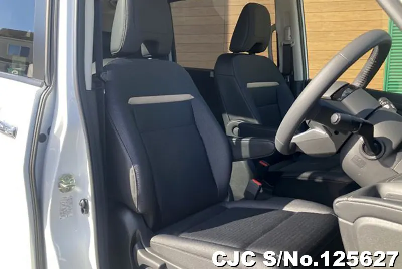 Nissan Serena in Pearl for Sale Image 7