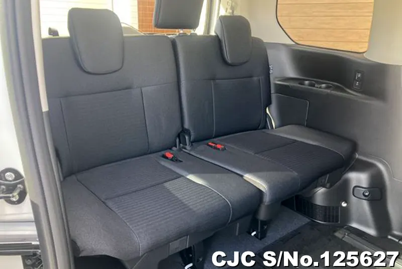 Nissan Serena in Pearl for Sale Image 8