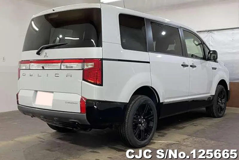 Mitsubishi Delica D5 in White for Sale Image 2
