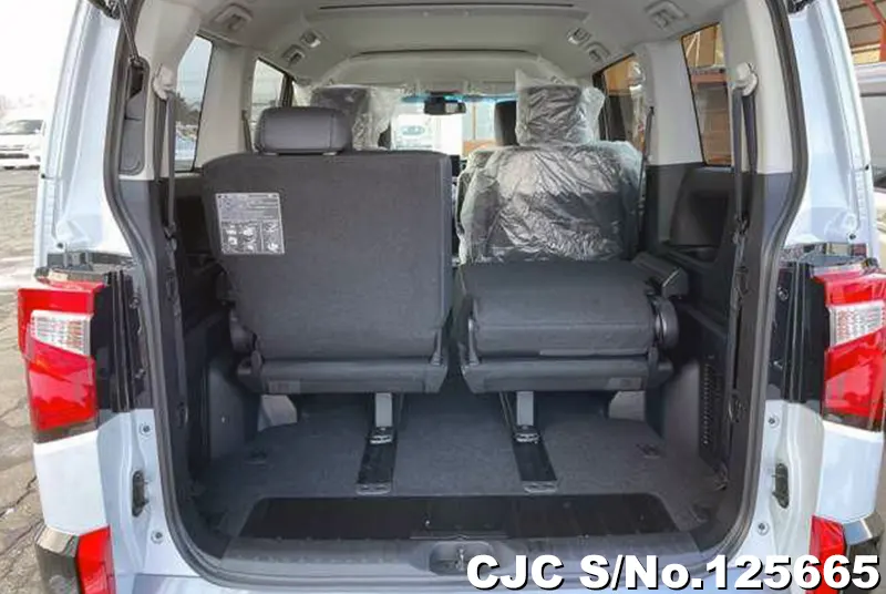 Mitsubishi Delica D5 in White for Sale Image 4