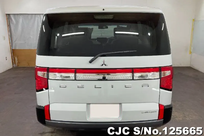 Mitsubishi Delica D5 in White for Sale Image 6