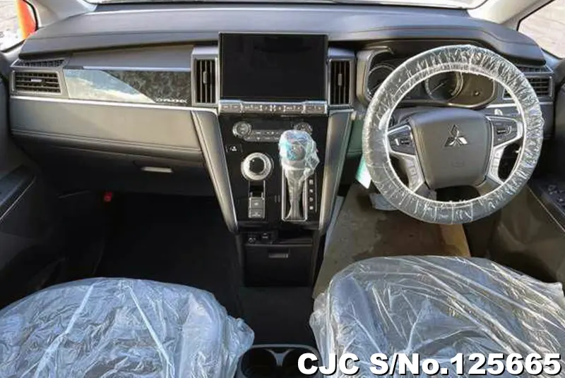 Mitsubishi Delica D5 in White for Sale Image 7