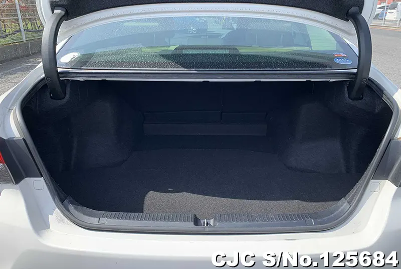 Toyota Mark X in White for Sale Image 8
