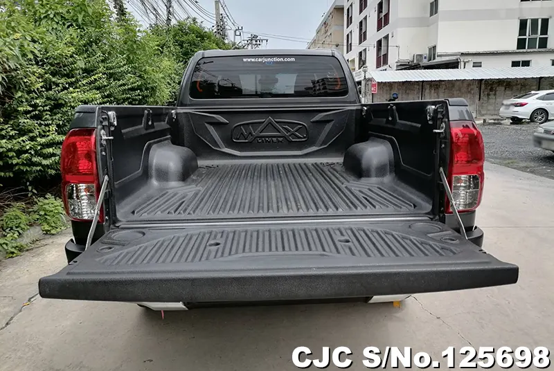 Toyota Hilux in Gray for Sale Image 10