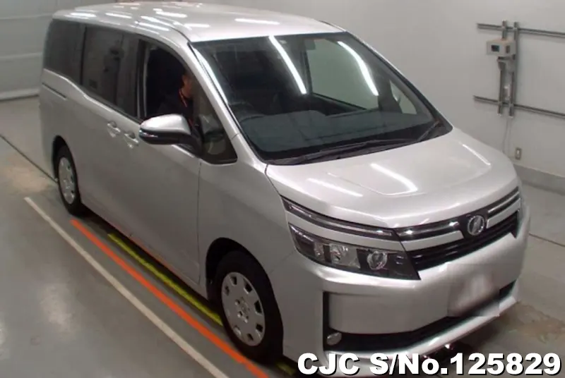 Toyota / Voxy 2016
