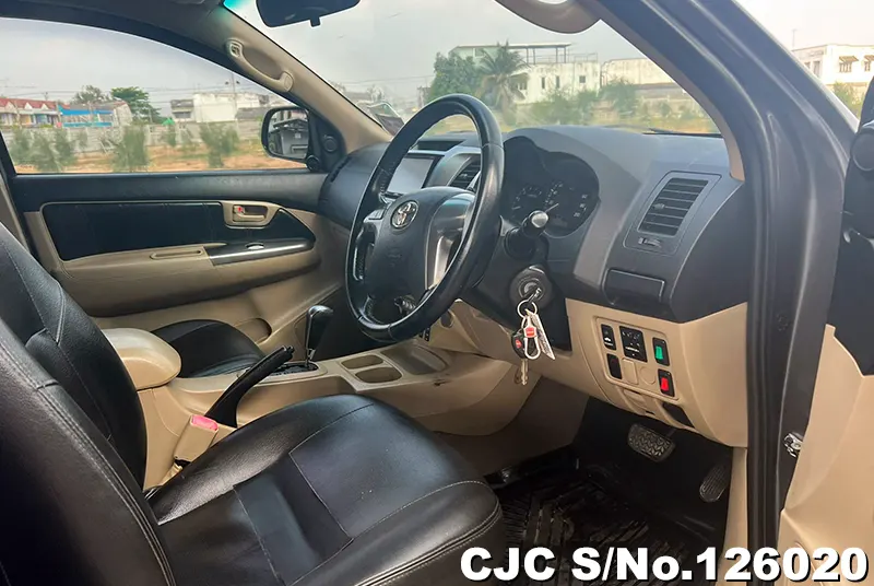 Toyota Hilux in Gray for Sale Image 9